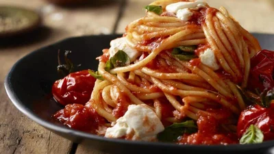 Нарешті бюджетно: Міша Кацурін дав рецепт із томатами та бурратою – і це food скарб