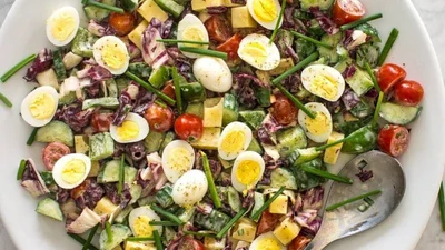 Салат з яйцями, руколою та чері – легкий салат, який виглядає як з ресторану