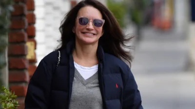 Крістін Девіс сфотографували у светрику та уггі: що носить поза кадром екранна Шарлотта