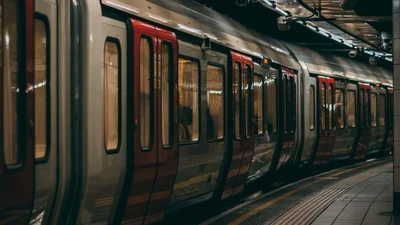 Не "поймали" звезду: это голливудские актеры, которые обожают общественный транспорт