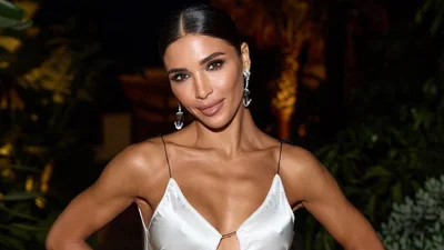 Санта Дімопулос у чорному бікіні розбурхала мережу гарячими кадрами з "острова мільярдерів"