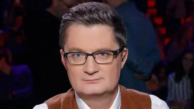 Почему Игорь Кондратюк не любит зиму - редкое фото продюсера возле собственного дома в забавной шапке