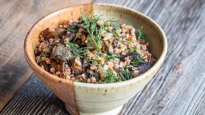 Гречка з замороженими білими грибами – затишна страва на кожен день