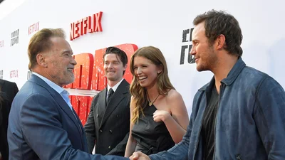 "Что с ним делать": Крис Пратт рассказал, какой странный подарок на зимние праздники получил от тестя Арнольда Шварценеггера