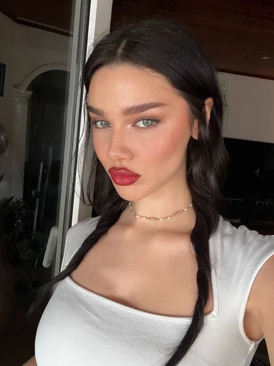 Три модні варіанти макіяжу губ, які будуть актуальні взимку 2026 - фото 814711