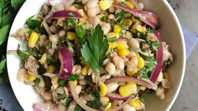 Ситний салат з тунцем і квасолею – коли не хочеться готувати