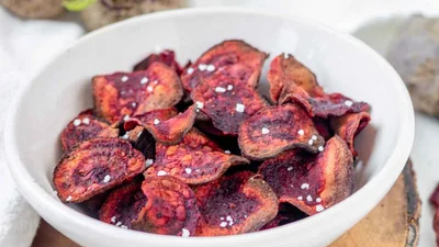 Забудь о картофельных: эти свекольные чипсы исчезают с тарелки за секунды