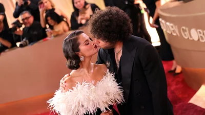 Селена Гомес у пір’ї Chanel і з коханим на "Золотому глобусі" - подружжя не приховувало почуттів на червоній доріжці