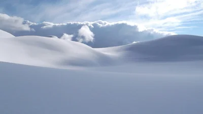 Сніг вище голови: чоловік показав наслідки хуртовин у Швеції