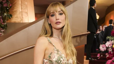 Найсміливіший образ Золотого глобусу: Дженніфер Лоуренс у “голій” сукні похизувалася стрункою фігурою