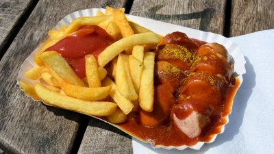Currywurst - традиционный немецкий стритфуд, который покоряет с первого кусочка
