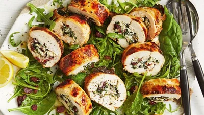 Якщо любиш м’ясо з начинкою: соковиті рулетики з сиром і шпинатом