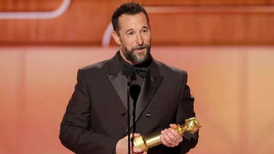 Какое же мимими: звезда сериала "Питт" получил самодельный Золотой глобус из фольги – он дороже всего