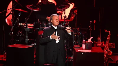 "Почувалися рабами та ляльками": 82-річного Хуліо Іглесіаса звинуватили у сексуальному насильстві