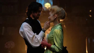 Полуголый Владимир Дантес пылко целовался с известной актрисой