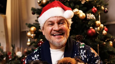 Ектор Хіменес-Браво у 54 роки влаштував фаєр-шоу з тортом та показав дихання дракона