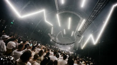 4 тысячи гостей в белом и мировая премьера: в Киеве состоялся масштабный аудиовизуальный перформанс