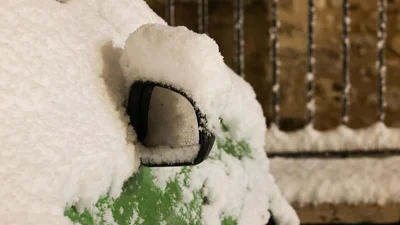 Як швидко розморозити лобове скло автівки: ти про такий лайфхак точно не чула