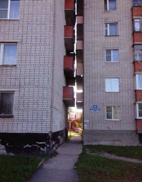 Самые странные балконы, с которыми людям пришлось столкнуться - и смешно, и страшно - фото 816341