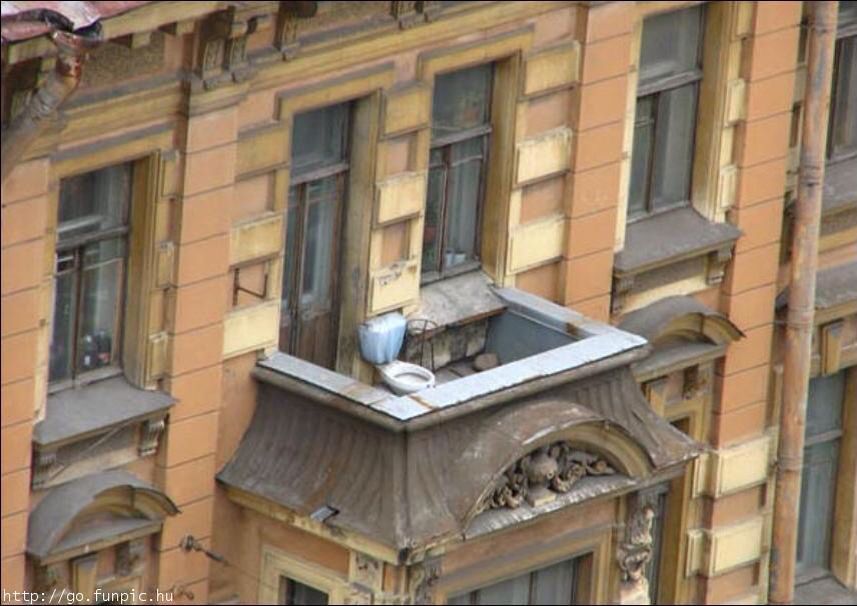 Самые странные балконы, с которыми людям пришлось столкнуться - и смешно, и страшно - фото 816346