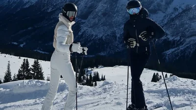 Жена Джейсона Стейтема задала стиль: 3 образа, идеальные для горного релакса