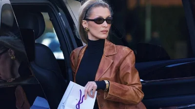 Водолазка снова в тренде: Белла Хадид показала стильный образ в духе 90-х