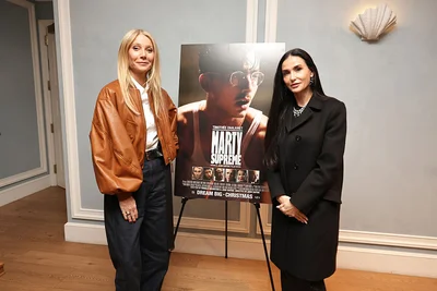 Гвінет Пелтроу у коричневому бомпері. - фото 817205