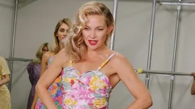 46-річна Кейт Хадсон в ультраміні й топі засвітила свою фігуру, як у 20-річної – спекотні фото