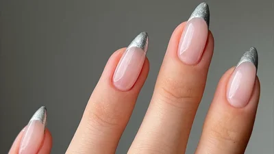 Французький манікюр, який обирають цієї зими замість класики