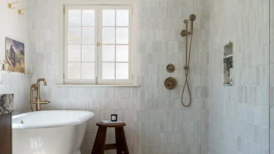 Выглядит дорого, а вредит пространству: 4 ошибки в маленьких ванных