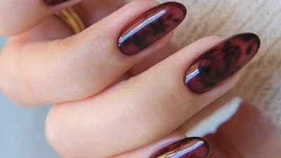 Три витончені варіанти темного манікюру, які будуть актуальними взимку 2026 року