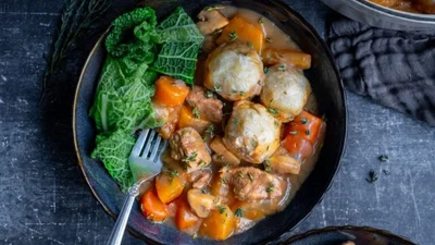 Ситна українська класика: рецепт домашніх галушок з м'ясом