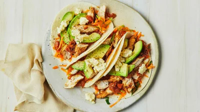 Швидка вечеря без зайвих зусиль: тако з куркою та авокадо