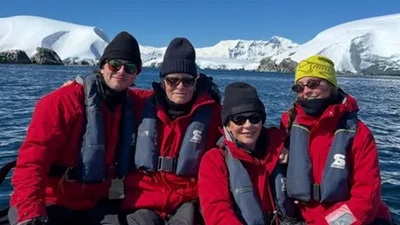 Майкл Дуглас і Кетрін Зета-Джонс вперше за довгий час показали дітей - фото з самої Антарктиди