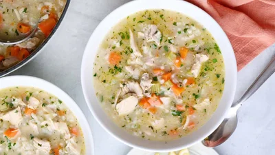 Коли хочеться простоти: курячий суп з рисом і зеленим горошком