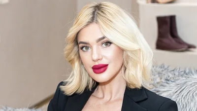 "Я не пила, я просто глупая": Филонова сбросила шубу и посветила пышным бюстом в -15