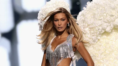 Бігуді замість шапки: Белла Хадід ловила сніжинки язиком у центрі Манхеттена