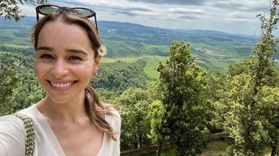 Ефект "вау": Емілію Кларк не впізнати після перевтілення у зіркової візажистки