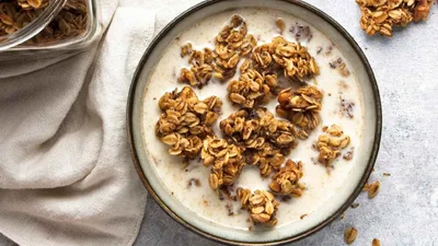 Сніданки на весь тиждень: домашня гранола з вівсянки, сухофруктів і горіхів