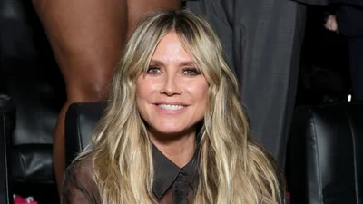 Сміливіше вже нікуди: Гайді Клум вийшла на доріжку у прозорій блузі на голі груди