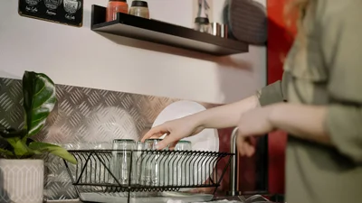 Как вместить в шкафчики вдвое больше вещей: 5 средств для хранения на маленькой кухне