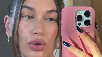 Именно этот темно-синий маникюр Хейли Бибер носит зимой 2026 года