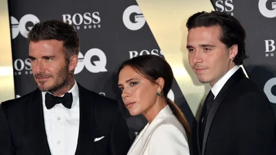 "Положи руки на бедра матери": свадебный диджей Бруклина Бекхэма рассказал правду о скандальном танце Виктории с сыном