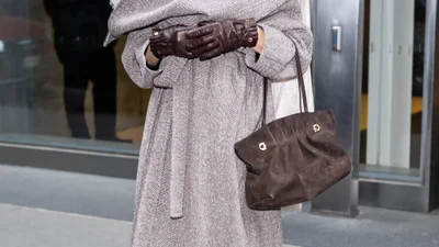 Памела Андерсон вийшла у найтрендовішому пальті сезону: з голови до ніг у Salvatore Ferragamo