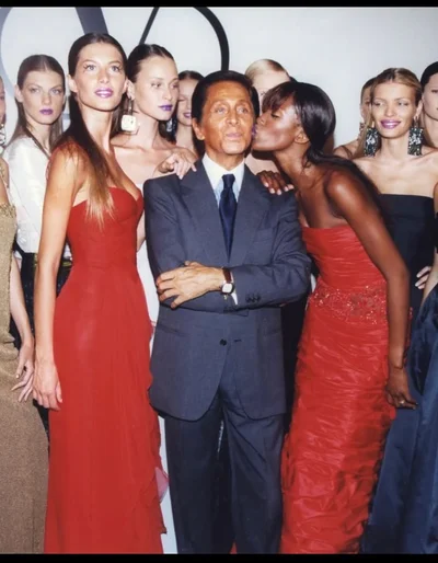 Триб'ют для доброго друга: Наомі Кемпбелл показала фото, де вона у різні роки сяє у Valentino - фото 820602