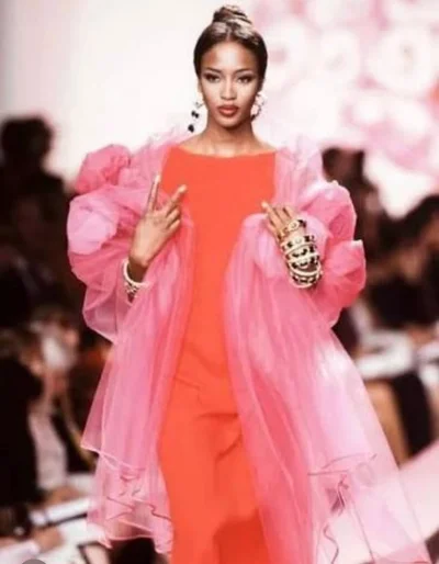 Триб'ют для доброго друга: Наомі Кемпбелл показала фото, де вона у різні роки сяє у Valentino - фото 820603