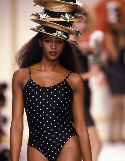 Триб'ют для доброго друга: Наомі Кемпбелл показала фото, де вона у різні роки сяє у Valentino - фото 820606