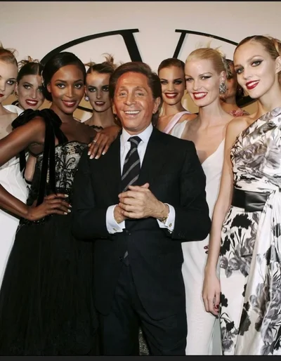 Триб'ют для доброго друга: Наомі Кемпбелл показала фото, де вона у різні роки сяє у Valentino - фото 820613