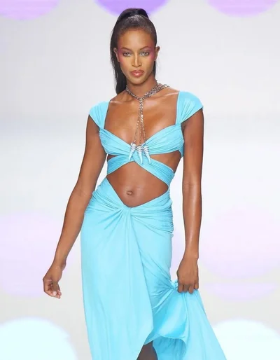 Триб'ют для доброго друга: Наомі Кемпбелл показала фото, де вона у різні роки сяє у Valentino - фото 820615