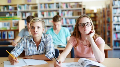 Пускать ли ребенка в школу после ночи обстрелов: мнение психолога Олега Чабана